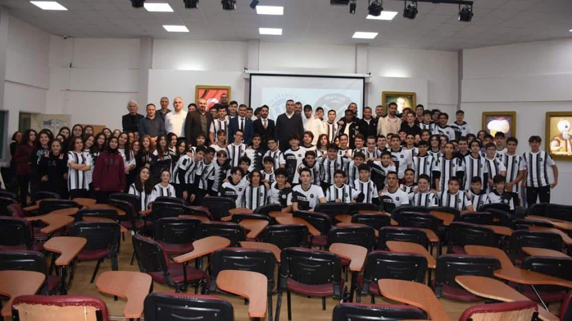 Manisa Futbol Kulübü oyuncuları ve yönetim kurulu üyeleri okulumuzu ziyaret etti.