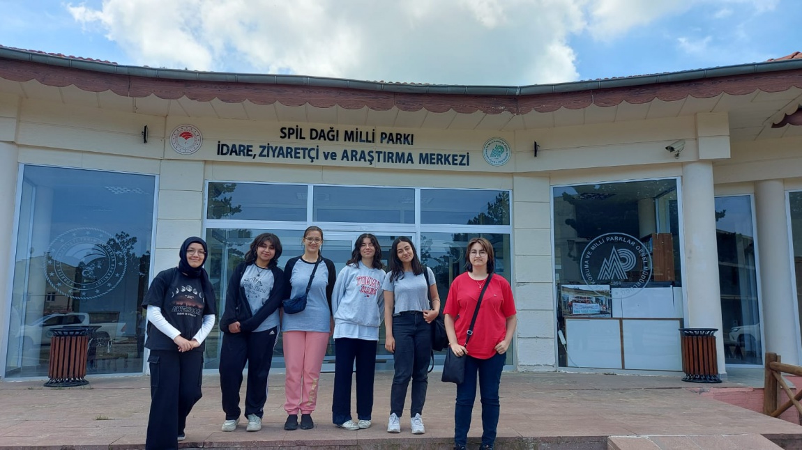 9.sınıf öğrencilerimiz Biyoloji Öğretmenimiz Serpil Güzel ile birlikte Spil Dağı Milli Parkı Araştırma Merkezi'ni ziyaret ettiler.