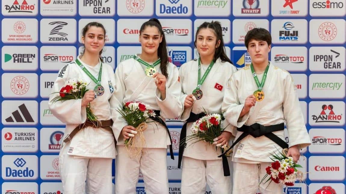 11.Sınıf öğrencimiz  Fulya ERGEN Avrupa Judo Kupasında 63 kg Kadın Kategorisinde Avrupa 3.sü olmuştur.